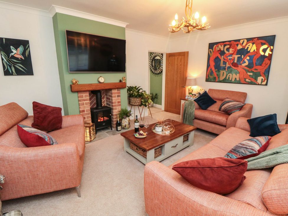 A living room with sofas and a television at 5 South Side