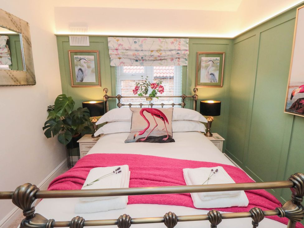 A bedroom with a bed and plants at 5 South Side