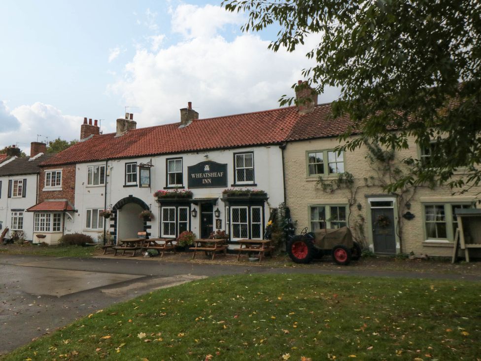An outdoor view of Wheatsheaf Inn with tables and chairs at Acorn Cottage Hutton Rudby