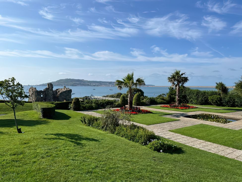 A garden with sea view and ruins at The View in Weymouth