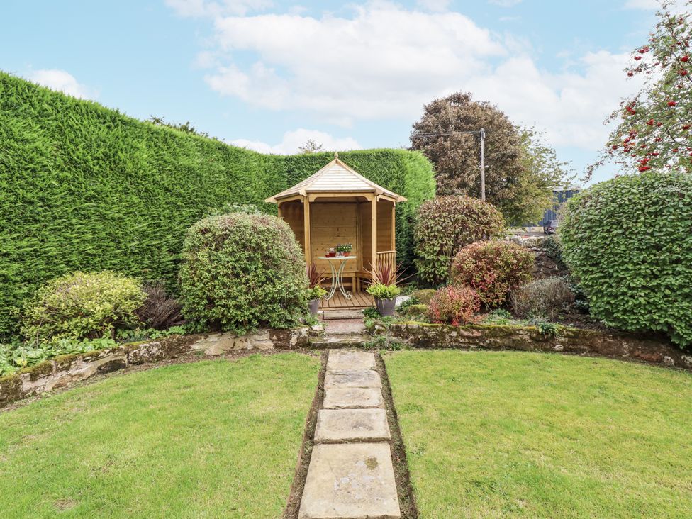 A garden with a shed and plants at Peary House in Alnwick