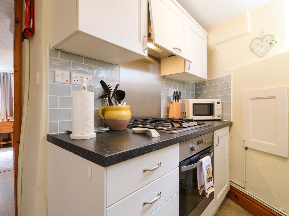 A kitchen with oven and microwave at The Beehive in Wirksworth
