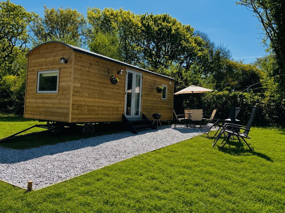A tiny house with outdoor seating at Buzzards Lodge near Victoria