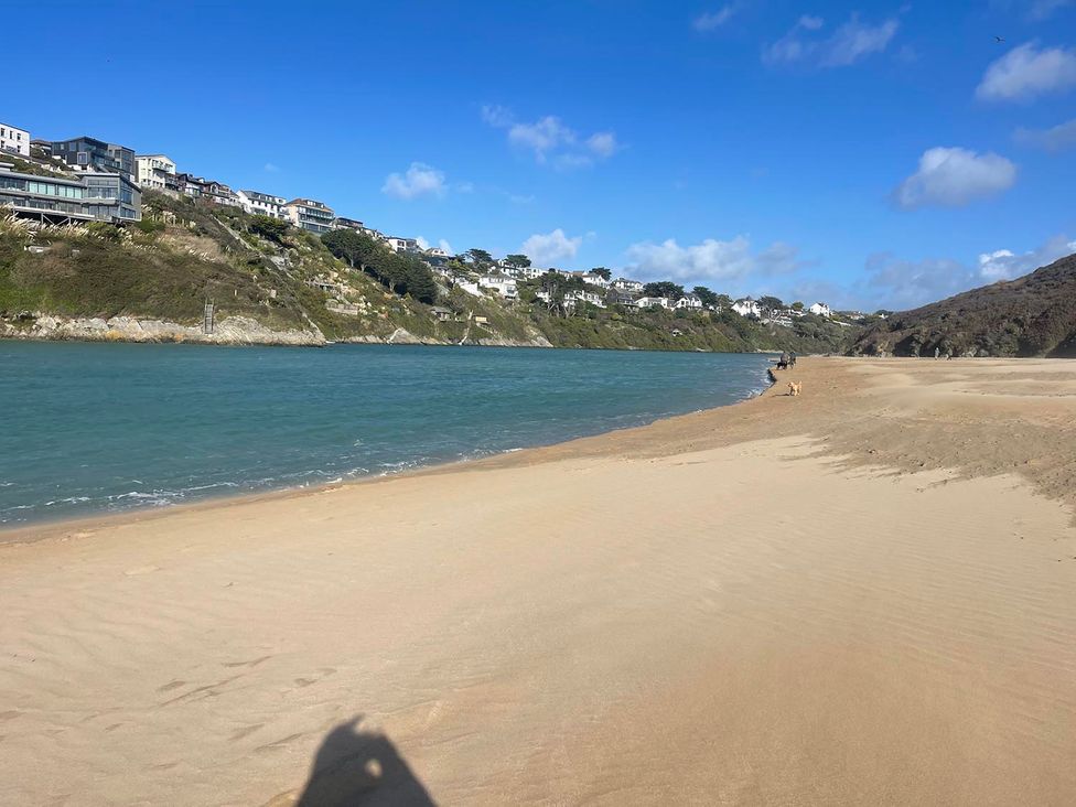 A beach area with water and houses near the shore at Buzzards Lodge near Victoria