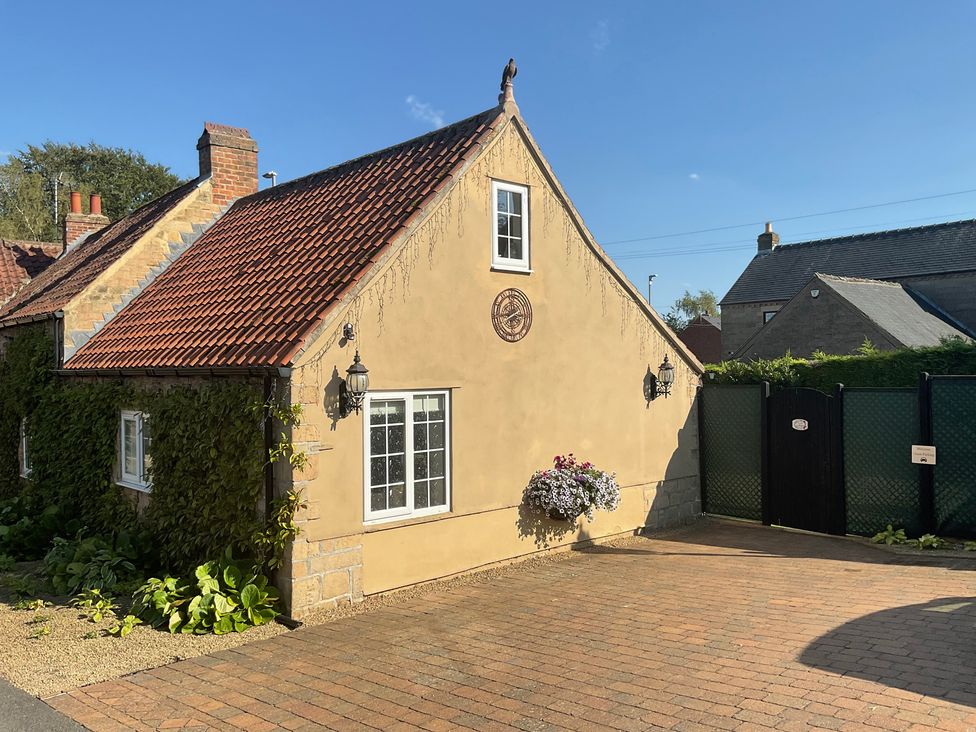 A house with a garden and gate at Rose Cottage in Kirkby-In-Ashfield