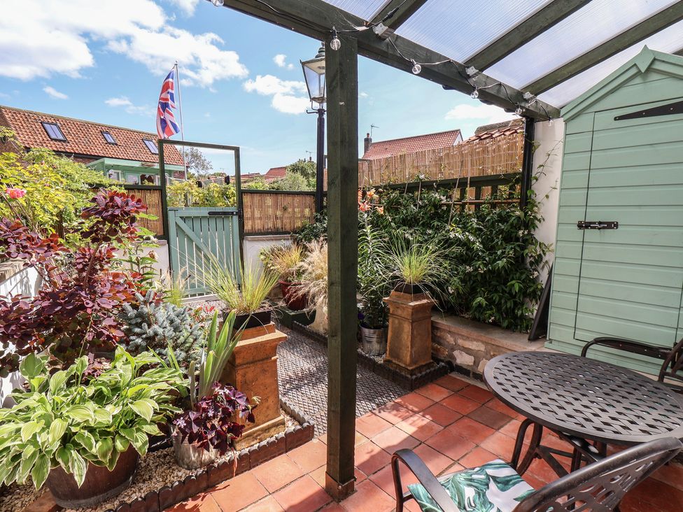 A garden with plants and a table at Seaglass in Flamborough