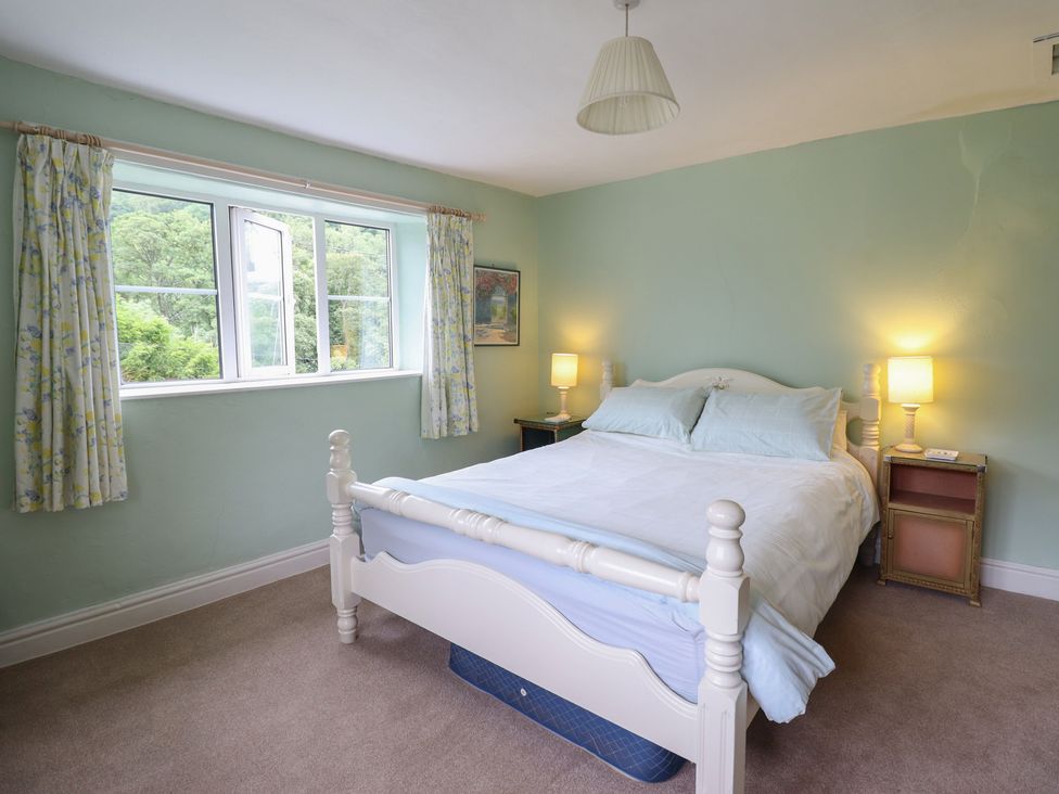 A bedroom with a bed and lamps at Hafod in Llangollen