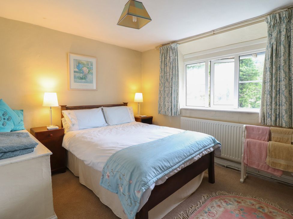 A bedroom with a bed and lamps at Hafod in Llangollen