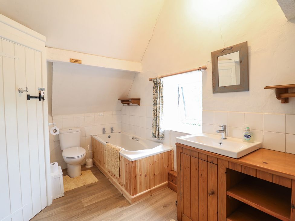 A bathroom with a bathtub and sink at Hafod in Llangollen