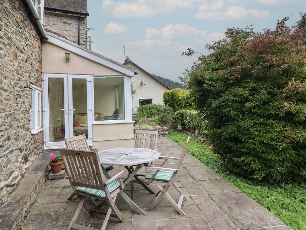 A garden with a table and chairs at Hafod in Llangollen