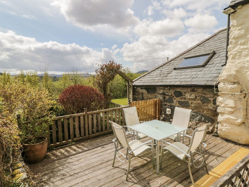 An outdoor area with a table and chairs at Cyffdy Cottage - Tegid in Bala