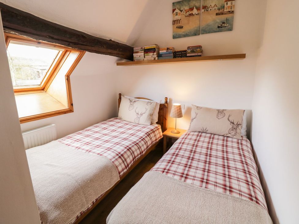 A bedroom with two single beds and a window at Cyffdy Cottage - Tegid Bala