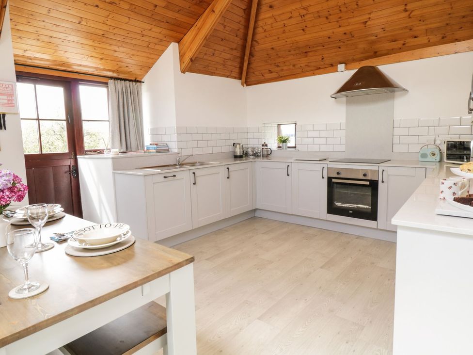 A kitchen with countertop and appliances at Cyffdy Cottage - Tegid in Bala