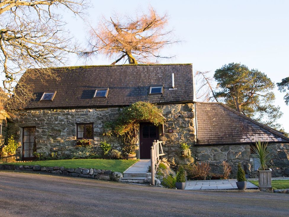 A cottage with a stone exterior and pathway at Cyffdy Cottage - Tegid in Bala