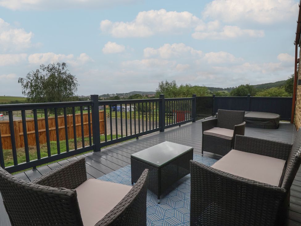 A deck with outdoor furniture at Birch Cottage in Scarborough