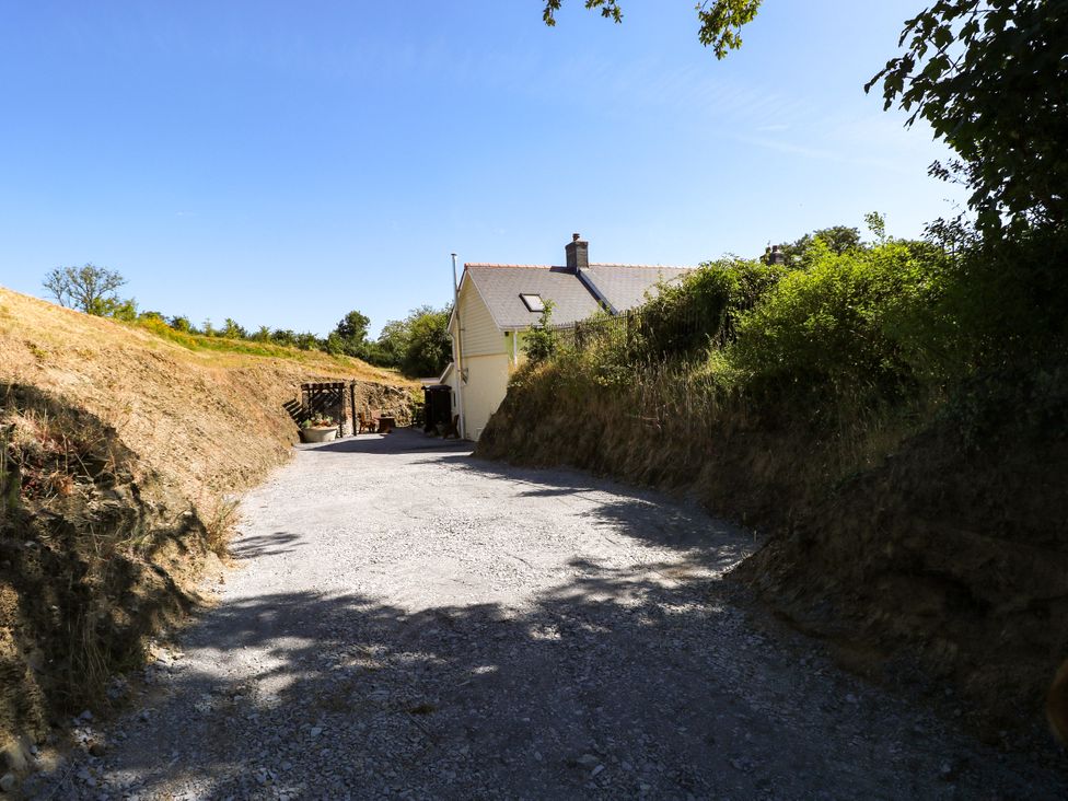 An outdoor area with a gravel driveway leading to a house at Dolcoed in Manordeilo near Llangadog