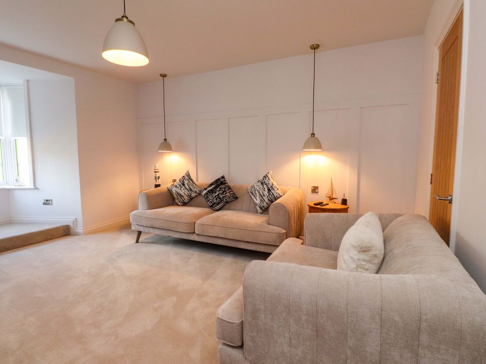 A living room with two sofas and lamps at 5 Lombard Street in Porthmadog