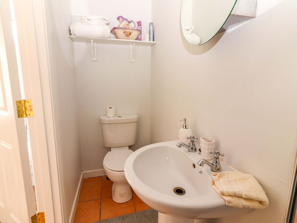 A bathroom with sink and toilet at O'Connell's Lodge, Portmagee, County Kerry