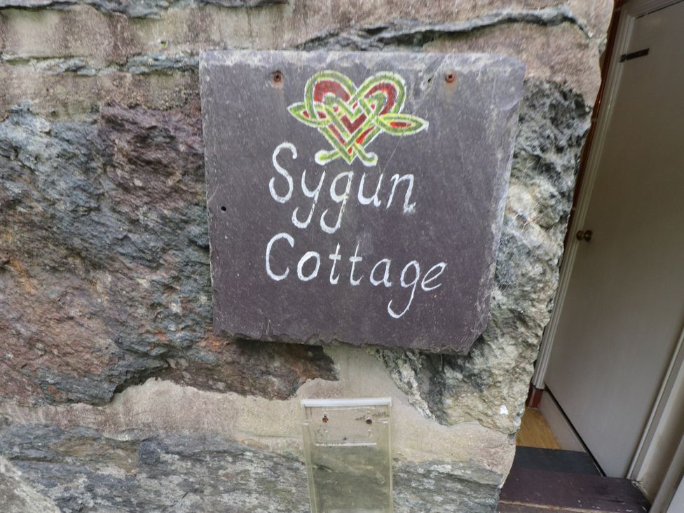 A sign for Sygun Cottage at the entrance in Nant Gwynant