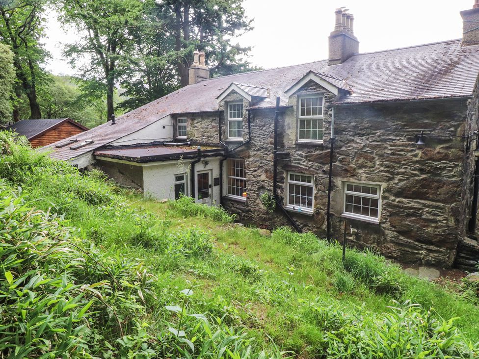 A building with windows and a garden at Tryfan Cottage in Nant Gwynant