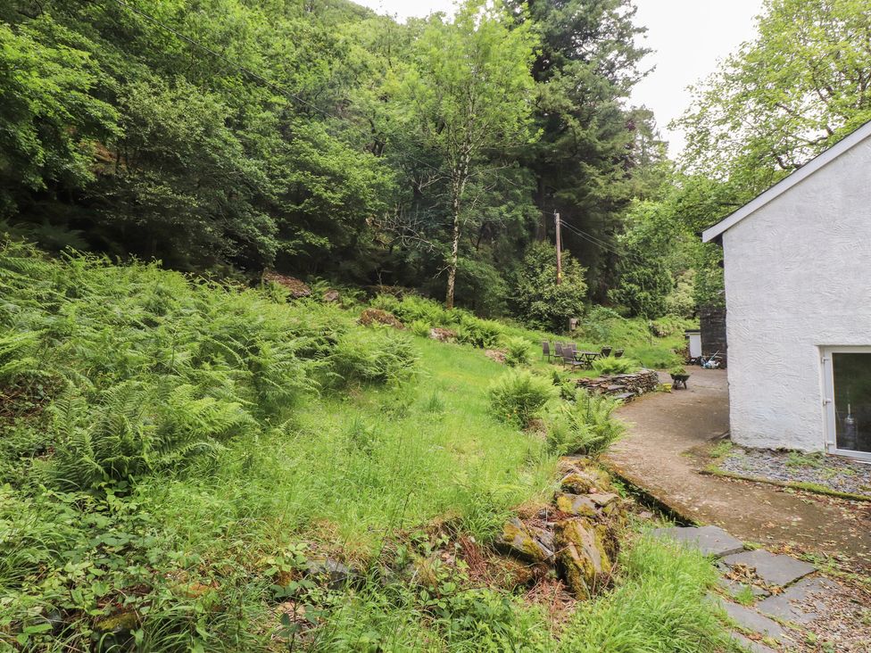 An outdoor area with grass and a building at Tryfan Cottage in Nant Gwynant