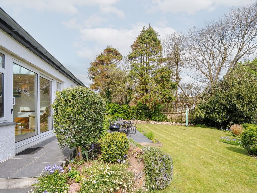 A garden with seating area and greenery at Chimings in Rock