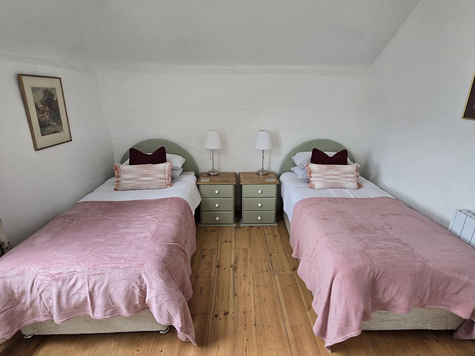A bedroom with two single beds at Picket Mead Southleigh near Colyton