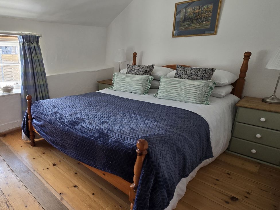 A bedroom with a bed and bedside tables at Picket Mead Southleigh near Colyton