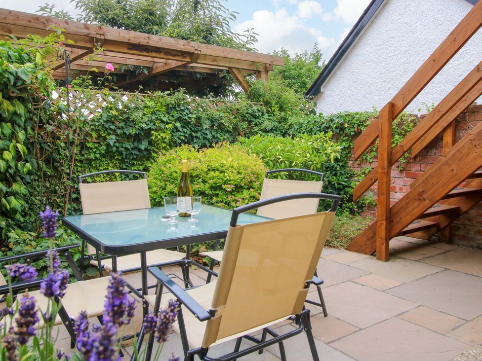 A garden with a table and chairs at 41 High Street in Bishop's Castle