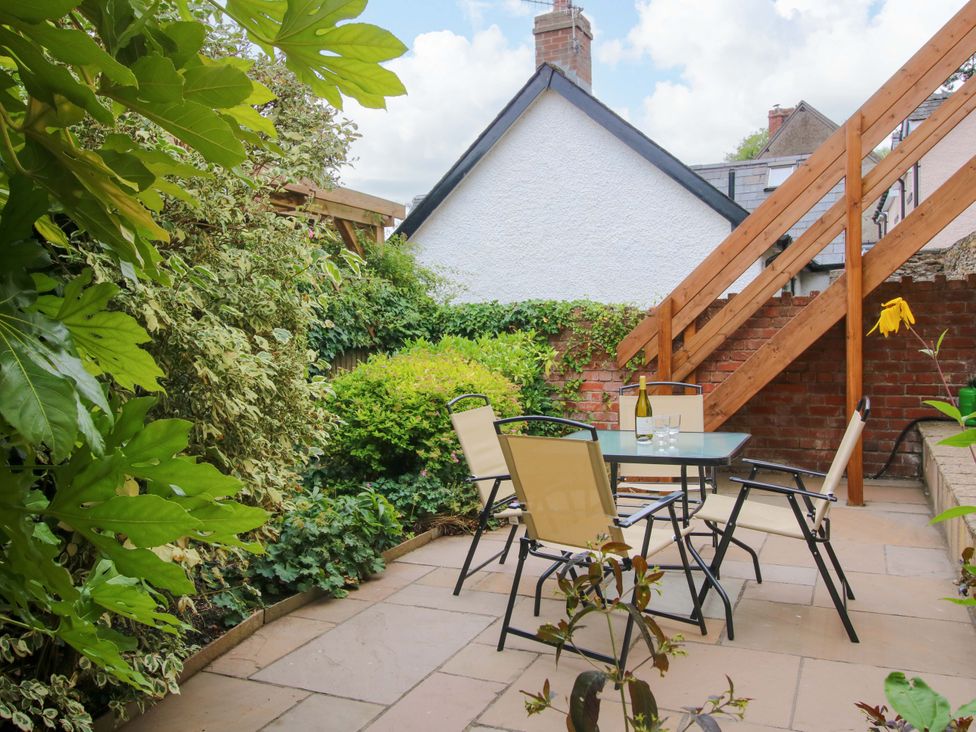 A garden with a table and chairs at 41 High Street, Bishop's Castle