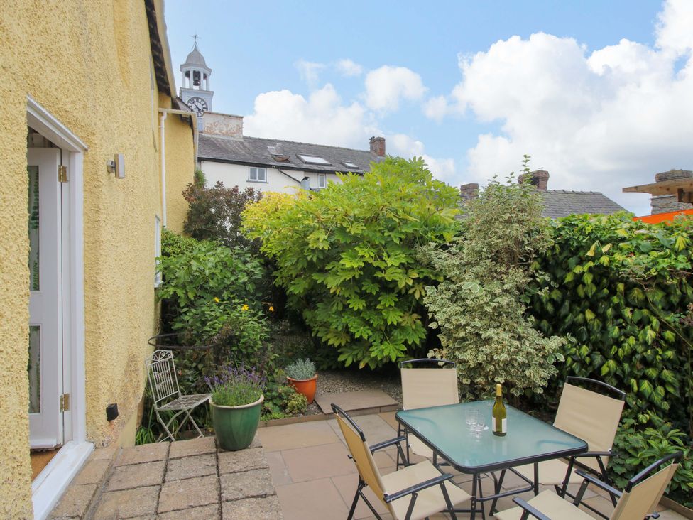 A garden with a table and chairs at 41 High Street, Bishop's Castle