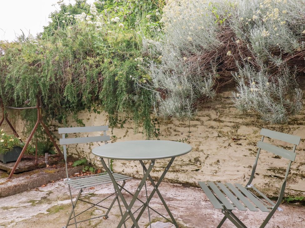 A garden with a table and chairs at Nanvivian in Feock near Truro