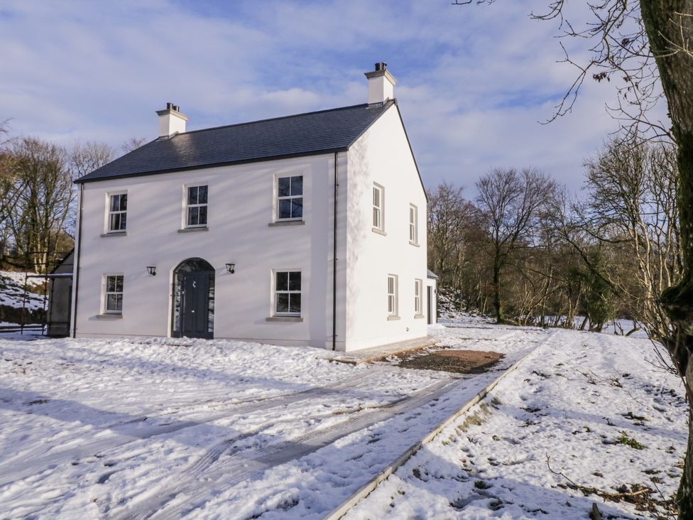A white house in snow at Cloneytrace Mines