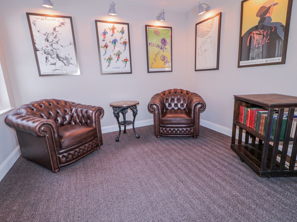 A sitting room with leather chairs and a small table at Cloneytrace Mines