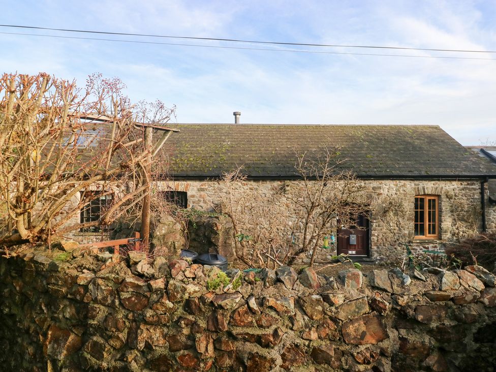 A cottage with stone wall and garden at 8 Rogeston Cottages Haverfordwest