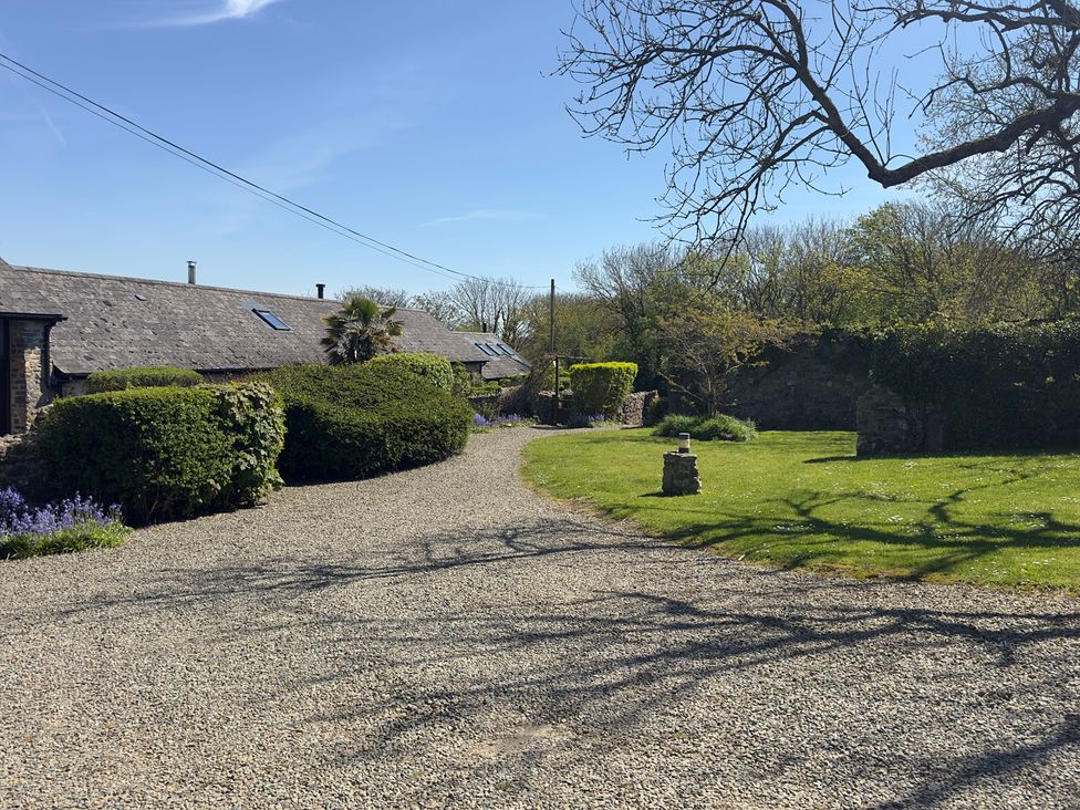 A gravel driveway and landscaped garden at 8 Rogeston Cottages in Haverfordwest