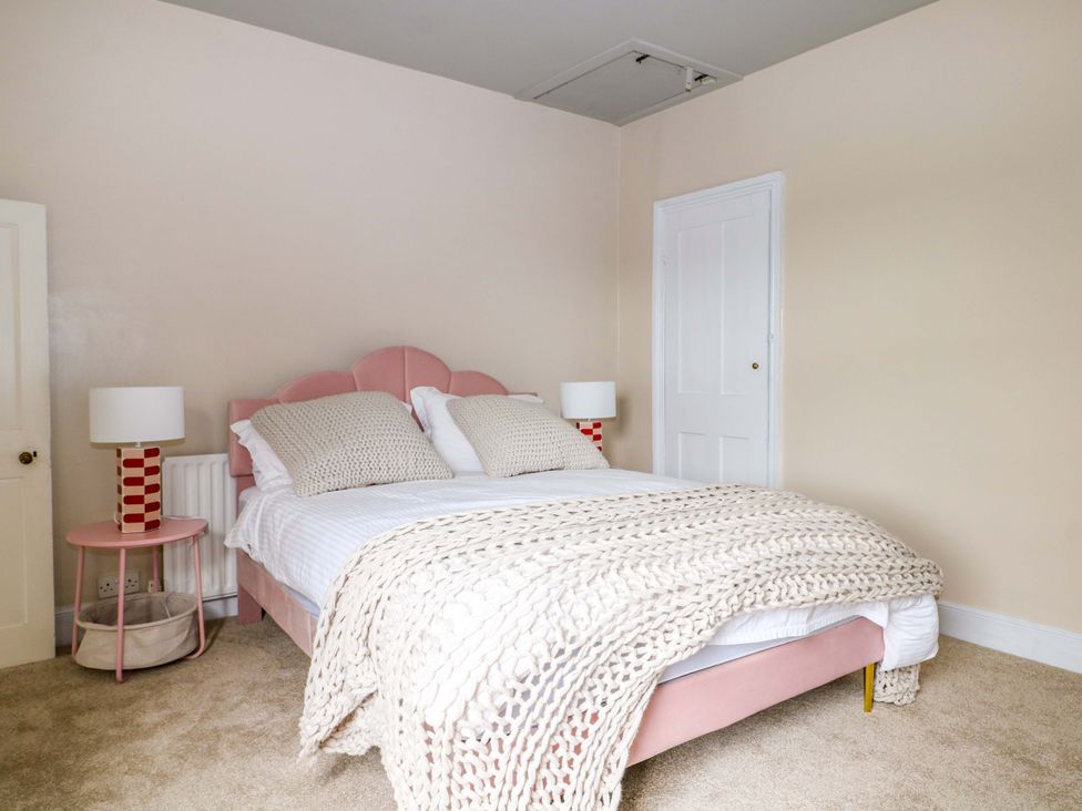 A bedroom with a bed and bedside lamps at 70 High Street in Canterbury
