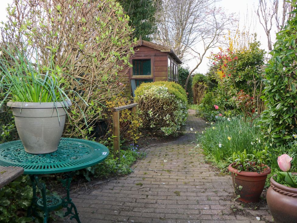 A garden with a pathway and a shed at 70 High Street, Canterbury