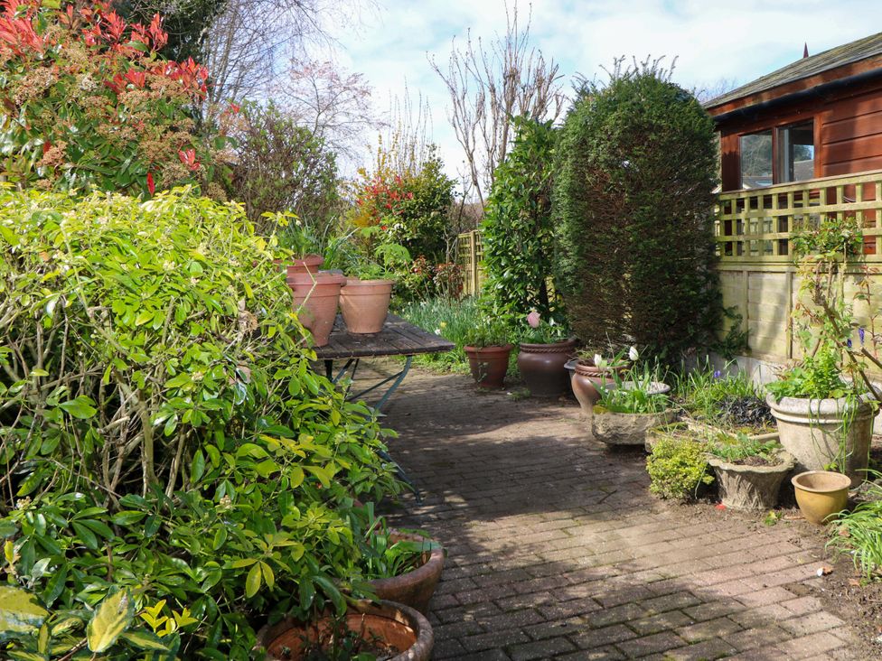 A garden with planters and a table at 70 High Street in Canterbury