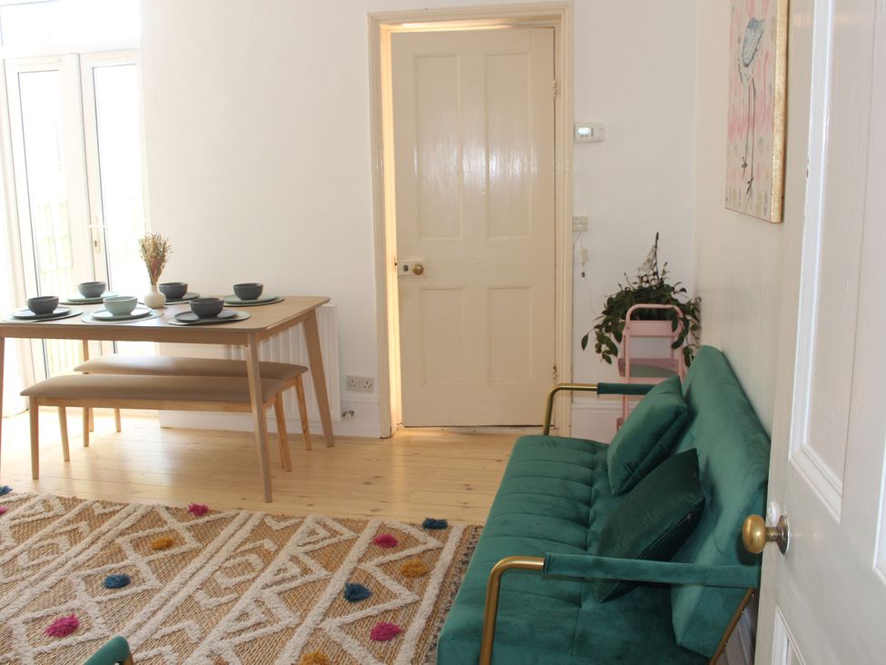 A dining room with a table and chairs at Felix Cottage in Canterbury