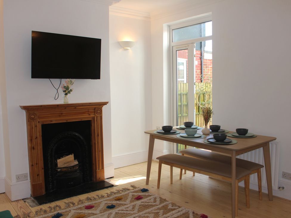 A dining room with a table set for meals at Felix Cottage in Canterbury