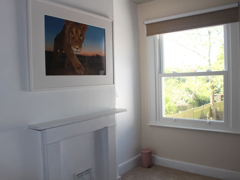 A room with a lion picture on the wall at Felix Cottage in Canterbury