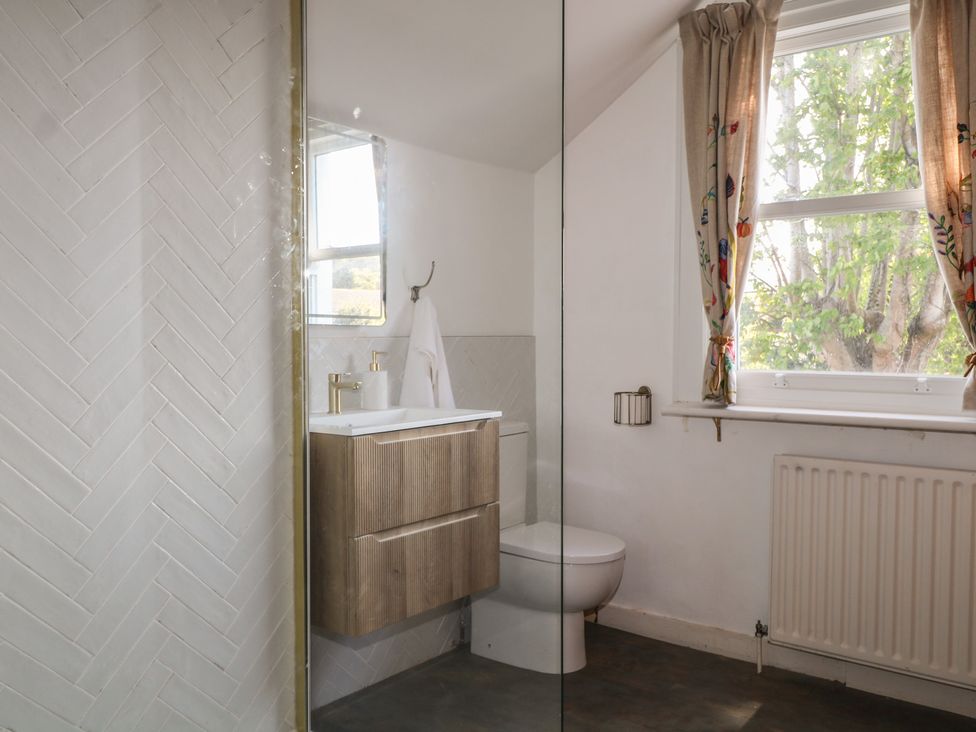 A bathroom with a wash basin and toilet at Felix Cottage in Canterbury