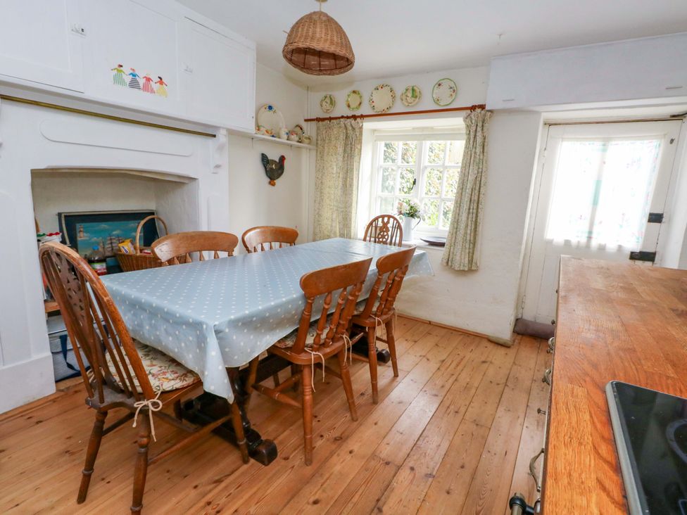 A dining room with a table and chairs at Little Orchard in Chard