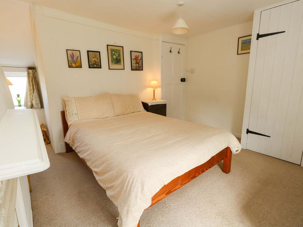 A bedroom with a bed and lamp at Little Orchard in Chard