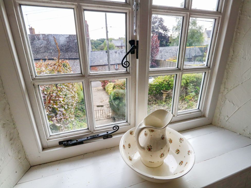 A window with a pitcher and bowl at Little Orchard in Chard
