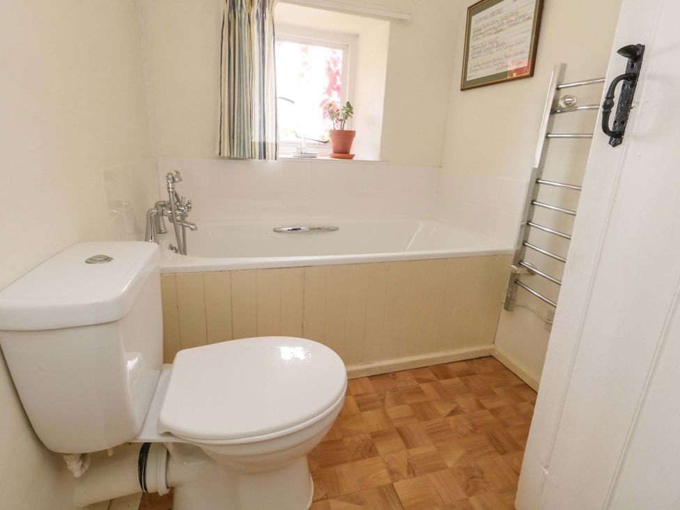 A bathroom with a toilet and bathtub at Little Orchard in Chard