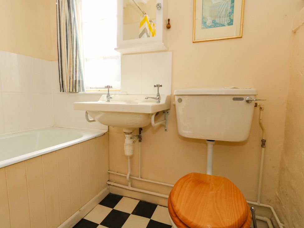A bathroom with a sink, toilet and bathtub at Little Orchard in Chard