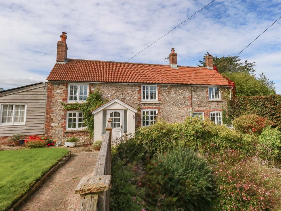 A house with a garden and pathway at Little Orchard in Chard