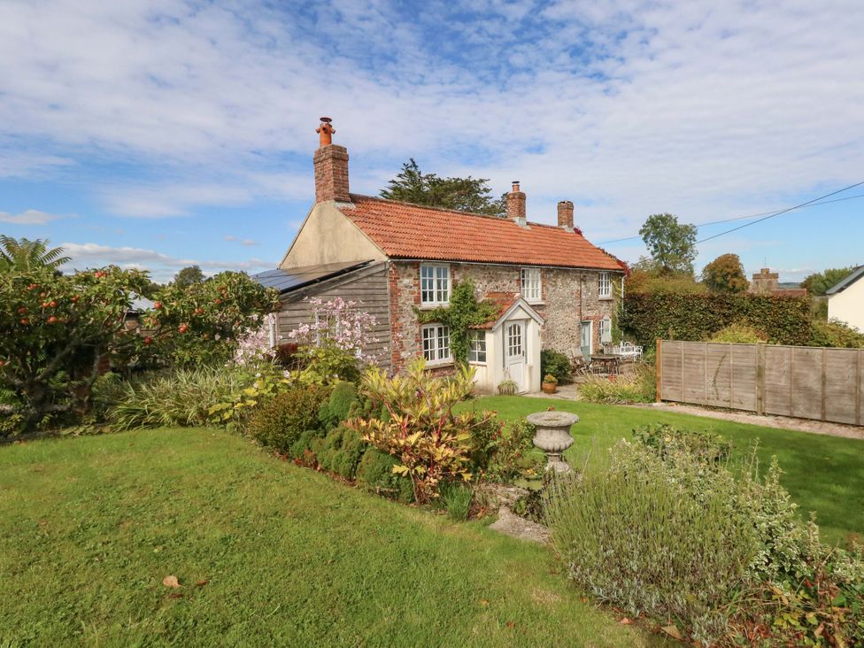 A house with a garden at Little Orchard in Chard